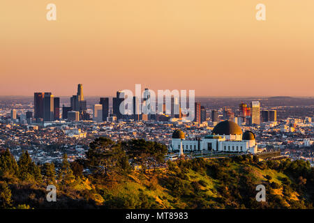 Los Angeles grattacieli e Osservatorio Griffith al tramonto Foto Stock