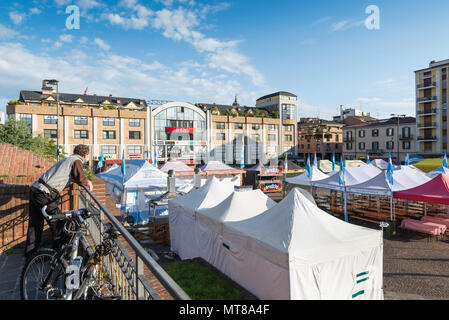 Varese, Piazza Repubblica, Italia - 11 Maggio 2018: Le Corti shopping centre e la platea del festival viaggiante chiamato Platea Cibis Foto Stock