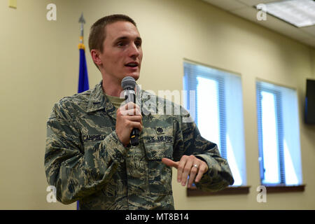 1Lt. Brett Campbell, buddista cappellano presso la spazio 460th ala, Buckley Air Force Base in Colorado, offre commento durante un incontro comunitario presso la cappella. Campbell è un individuo Augmentee mobilitazione e il primo cappellano buddista NEGLI STATI UNITI Air Force. (U.S. Air Force foto/Amn 1a classe Giacobbe Deatherage) Foto Stock