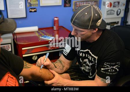 Warrior Tattoo Studio è il soggetto di questa fotografia d'archivio che documenta il lavoro di tatuaggio all'interno di un'azienda civile a Waukee, Iowa, associata a temi della comunità militare. Foto Stock