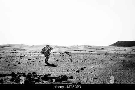 Un soldato di fanteria spiegazzature attraverso una zona isolata vicino a Kandahar, Afghanistan, Marzo 14, 2017. Il soldato era parte di un distacco di sicurezza afghane supporto Tactical Air coordinatori e consulenti dal treno, consulenza, assistenza Command-Air, come parte del sostegno deciso la missione, TAAC AIR funziona in tandem con le loro controparti afghane per favorire i rapporti di lavoro e fortificare la fiducia nella missione. (U.S. Air Force foto di Senior Airman Giordania Castelan) Foto Stock