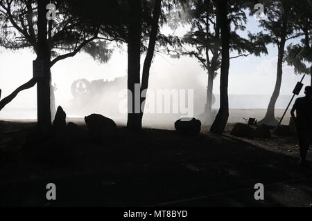MARINE CORPS AREA formazione soffietto, HAWAII - Una Landing Craft, cuscino d'aria (LCAC) con Assault Craft unità 5, America pronto anfibio gruppo rende il suo approccio a soffietto Beach durante il supporto Esercizio, luglio 13, 2017. SUSTEX è il meu del primo esercizio in quanto la distribuzione di edificio su e affinare le competenze sono affilati durante il loro lavoro fino alla formazione. Xv MEU e America pronto anfibio gruppo Team sono distribuiti come una risposta in caso di crisi e di forza di emergenza a sostegno della flotta e lottatori condottieri. (U.S. Marine Corps Foto di Sgt. Hannah Perkins) Foto Stock
