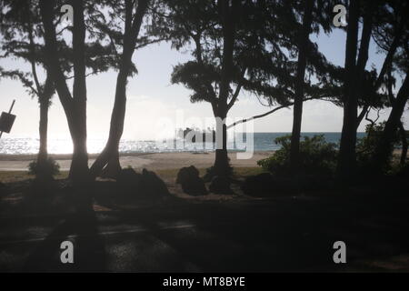 MARINE CORPS AREA formazione soffietto, HAWAII - Una Landing Craft, cuscino d'aria (LCAC) con Assault Craft unità 5, America pronto anfibio gruppo rende il suo approccio a soffietto Beach durante il supporto Esercizio, luglio 13, 2017. SUSTEX è il meu del primo esercizio in quanto la distribuzione di edificio su e affinare le competenze sono affilati durante il loro lavoro fino alla formazione. Xv MEU e America pronto anfibio gruppo Team sono distribuiti come una risposta in caso di crisi e di forza di emergenza a sostegno della flotta e lottatori condottieri. (U.S. Marine Corps Foto di Sgt. Hannah Perkins) Foto Stock