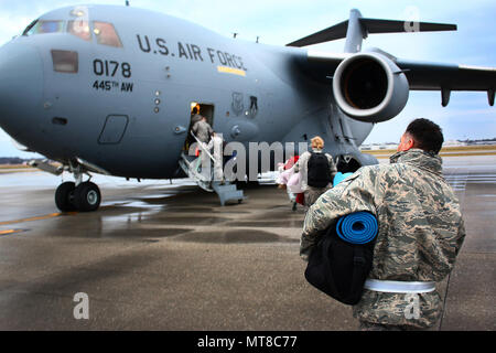 Citizen aviatori dal 445th disponibilità logistica Squadron e 445th Airlift Wing Cappellano Corps bordo un 445th Airlift Wing C-17 Globemaster III legata a Kadena Air Base, Okinawa il 6 marzo 2017. Il tour annuale era di fornire esperienza e formazione al avieri. Foto Stock