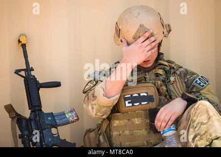 Il personale Sgt. Jeffery Knelange, 56th ingegnere civile Squadron l'eliminazione degli ordigni esplosivi team leader, appoggia durante EOD training presso la Firenze prenotazione militare a Firenze Ariz., 21 luglio 2017. Quattro team ha trascorso la giornata a disarmare simulato dispositivi esplosivi e praticano la loro consapevolezza situazionale durante il corso di formazione composto in quasi 100 gradi Fahrenheit temperature. (U.S. Air Force foto/Staff Sgt. Jensen Stidham) Foto Stock