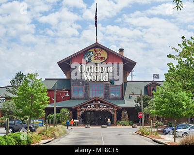 Bass Pro Shops Outdoor World anteriore ingresso esterno di dimensioni mega camping, la caccia, la pesca e la nautica store o business di Prattville in Alabama. Foto Stock