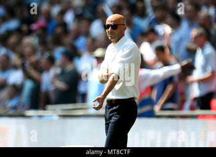 Exeter City manager Paul Tisdale sul perimetro prima che la scommessa del Cielo lega due finale allo stadio di Wembley, Londra. Foto Stock