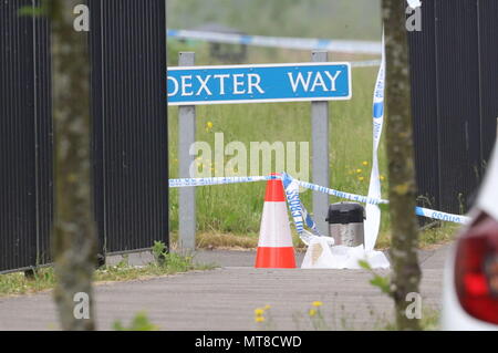 La scena in modo Dexter, Gloucester, dopo i corpi di un 31-anno-vecchia donna e un 11-anno-vecchia ragazza sono stati trovati in una proprietà. Un 28-anno-vecchio uomo è stato arrestato per sospetto di omicidio della donna e della ragazza. Foto Stock