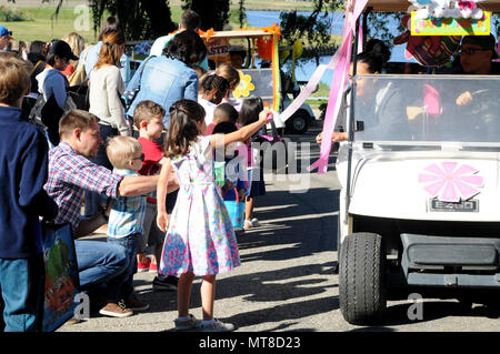 Keesler i bambini ricevono regali durante il bambino orgoglio giorno Easter Parade Aprile 8, 2017, su Keesler Air Force Base, Mississippi. L'evento festeggiamenti incluso una parata, Easter egg hunt, arti e mestieri e le informazioni delle capanne per più di 1.000 bambini e membri della famiglia nella celebrazione del Mese del bambino militare. (U.S. Air Force foto di Senior Airman Holly Mansfield) Foto Stock