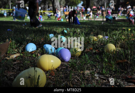 Uova di plastica sedere sul terreno durante il bambino orgoglio giorno Easter egg hunt Aprile 8, 2017, su Keesler Air Force Base, Miss. L'evento festeggiamenti incluso una parata, Easter egg hunt, arti e mestieri e le informazioni delle capanne per più di 1.000 bambini e membri della famiglia nella celebrazione del Mese del bambino militare. (U.S. Air Force foto di Senior Airman Holly Mansfield) Foto Stock