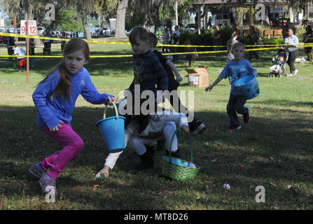 Keesler bambini ricerca di uova durante il bambino orgoglio giorno Easter egg hunt Aprile 8, 2017, su Keesler Air Force Base, Mississippi. L'evento festeggiamenti incluso una parata, Easter egg hunt, arti e mestieri e le informazioni delle capanne per più di 1.000 bambini e membri della famiglia nella celebrazione del Mese del bambino militare. (U.S. Air Force foto di Senior Airman Holly Mansfield) Foto Stock