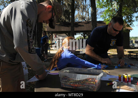 Team membri Keesler fare arti e mestieri durante il bambino orgoglio il giorno 8 aprile 2017, sulla Keesler Air Force Base, Mississippi. L'evento festeggiamenti incluso una parata, Easter egg hunt, arti e mestieri e le informazioni delle capanne per più di 1.000 bambini e membri della famiglia nella celebrazione del Mese del bambino militare. (U.S. Air Force foto di Senior Airman Holly Mansfield) Foto Stock