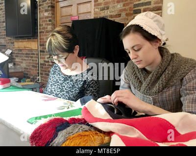 DLA supporto alle truppe bandiera camera ricamare Nereida Rivera, sinistra, maglie una morsa bandiera presidenziale al fianco di un Betsy Ross interprete durante un museo presentano apertura al Betsy Ross House Febbraio 17, 2017 a Philadelphia. Rivera è uno dei 16 DLA ricama protagonista in "Thread storico: 250 anni di bandiera rendendo in Philadelphia", che mette in evidenza la città la tradizione secolare del flag rendere. (DoD foto di Edward Maldonado) Foto Stock