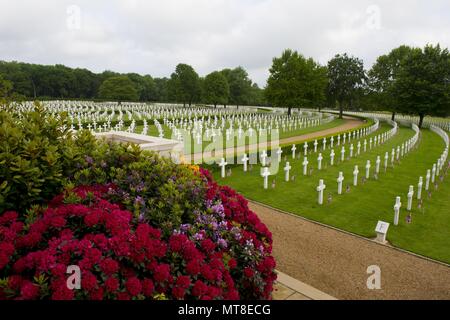 Silenzio e solitudine riempire l'aria del mattino prima di un Giorno Memoriale della cerimonia presso la Cambridge Cimitero Americano di Cambridge, in Inghilterra il 29 maggio 2017. Durante la cerimonia, 20 personale dal 434th Air Refuelling ala ad Aria Grissom Aggregato soggetto a riserva, Indiana ha dato ghirlande di veterani britannici che simboleggiano l unità tra le due nazioni. (U.S. Air Force foto/Tech. Sgt. Benjamin Mota) Foto Stock