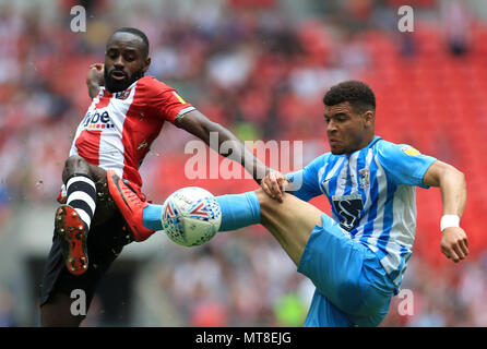 Exeter City's Hiram Boateng (sinistra) e Coventry City's Maxime Biamou battaglia per la sfera durante la scommessa del Cielo lega due finale allo stadio di Wembley, Londra. Foto Stock