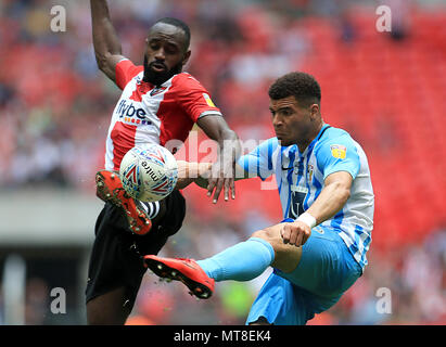 Exeter City's Hiram Boateng (sinistra) e Coventry City's Maxime Biamou battaglia per la sfera durante la scommessa del Cielo lega due finale allo stadio di Wembley, Londra. Foto Stock