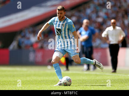 Coventry City's Chris Stokes durante la scommessa del Cielo lega due finale allo stadio di Wembley, Londra. Stampa foto di associazione. Picture Data: lunedì 28 maggio, 2018. Vedere PA storia Soccer League due. Foto di credito dovrebbe leggere: Steven Paston/filo PA. Restrizioni: solo uso editoriale nessun uso non autorizzato di audio, video, dati, calendari, club/campionato loghi o 'live' servizi. Online in corrispondenza uso limitato a 75 immagini, nessun video emulazione. Nessun uso in scommesse, giochi o un singolo giocatore/club/league pubblicazioni. Foto Stock