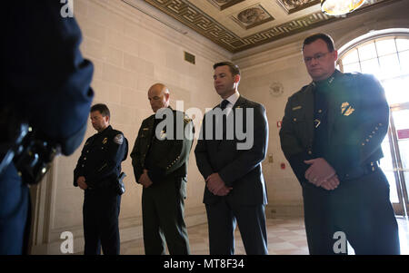 Fotografia storica di CBP Commissario Kevin K. McAleenan: U.S. Delle dogane e della protezione delle frontiere il Commissario facente funzione Kevin K. McAleenan, secondo da destra, E DEGLI STATI UNITI Delle dogane e della protezione delle frontiere che agiscono vice commissario Ronald D. Vitiello, la seconda da sinistra, un momento di pausa di silenzio dopo la collocazione di una corona in memoria dei caduti di Immigrazione e Naturalizzazione degli ispettori del servizio a un memoriale alloggiato in Agenzia per la tutela ambientale edificio in Washington, 12 maggio 2017. Stati Uniti Delle dogane e della protezione delle frontiere Foto di Glenn Fawcett Foto Stock