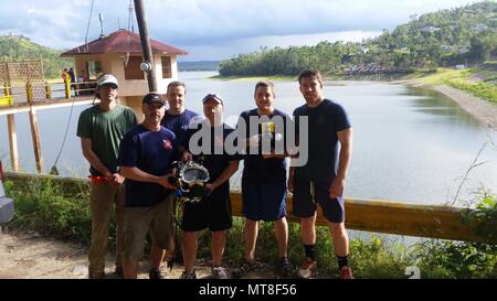 Il USACE Servizi Tecnici Dive Team ha completato il ROV e Dive ispezioni presso la diga Guajataca in Puerto Rico da Feb. 26-28, 2017 a sostegno del distretto di Jacksonville, U.S. Esercito di ingegneri di riparazioni per FEMA per raccogliere dettagliate condizioni di impianto e le misurazioni per i futuri lavori di riparazione.membro del team in ordine le foto di gruppo sono (L-R) Andrew Hannes, Mike Draganac, Dave Bala, Shanon Chader, Weston Croce, Brian Dockstader. (Foto di Dave Mastriano, Distretto di Jacksonville) Foto Stock