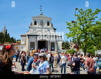 I cittadini di onorare il suo patrono San Isidro Labrador, in San Isidro cappella di Madrid durante il San Isidro festa fiera. Foto Stock