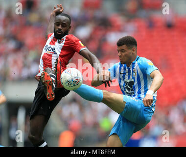 Exeter City's Hiram Boateng (sinistra) e Coventry City's Maxime Biamou battaglia per la sfera durante la scommessa del Cielo lega due finale allo stadio di Wembley, Londra. Foto Stock