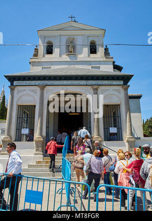 I cittadini di onorare il suo patrono San Isidro Labrador, in San Isidro cappella di Madrid durante il San Isidro festa fiera. Foto Stock