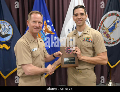 Supporto NAVALE FACILITY DAHLGREN (11 maggio 2018) posteriori Adm. John Mustin, vice comandante, Navale forza superficiale, U.S. Flotta del Pacifico, a sinistra in posa per una fotografia con il Tenente Aaron Van Driessche dopo la presentazione di lui con la parte superiore di tattiche aggiudicare nel corso di un sistema integrato di aria e la difesa missilistica (IAMD) tattiche di guerra istruttore (WTI) cerimonia di laurea dove Van Driessche e altri sette WTIs guadagnato distintivo patch WTI. Il Tattico Top Award viene conferito al candidato WTI che meglio rappresenta le qualità che ci si aspetta da un IAMD WTI come indicato dall'istruttore personale. SMWDC è uno della Marina le cinque W Foto Stock