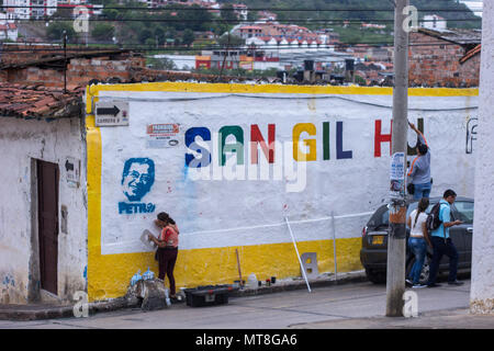 San Gil, Santander / Colombia - 28 aprile 2018 : i sostenitori del candidato Petro pittura su una parete. Foto Stock