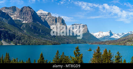 Santa Maria del lago - Una vista panoramica di Santa Maria del Lago e i suoi dintorni montagne scoscese, visto da Going-To-The-Sun Road, nel Parco Nazionale di Glacier. Foto Stock