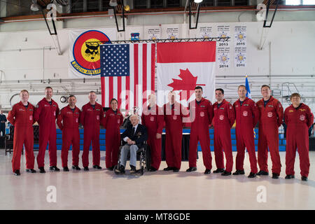 Membri della Royal Canadian Air Force Snowbirds antenna team di dimostrazione in pausa per una foto con George Sweanor, un pensionato 98-anno-vecchio RCAF Squadron Leader e la II Guerra Mondiale Veterani, durante il North American Aerospace Defense Command il sessantesimo anniversario cerimonia su Base Aerea Peterson Colo., 12 maggio 2018. La cerimonia e la visualizzazione statica di vari NORAD aeromobili è stato il culmine di un evento di tre giorni, che ha incluso un tour multimediale di Cheyenne Mountain Air Force Station, la dedizione di un tumulo fuori i comandi' headquarters building memorializing i canadesi che hanno passato lontano Foto Stock