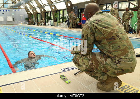 Stati Uniti Esercito 2 Lt. Mohr William, nativo di Pietroburgo, West Virginia assegnato a 93Signal Company, Camp Red Cloud, pedate acqua in acqua prova di resilienza durante l'Ottava Armata 2018 miglior guerriero Competition, tenutosi a Camp Casey, Repubblica di Corea, 13 maggio 2018. L'Ottava Armata guerriero migliore concorrenza è tenuto a riconoscere e a selezionare i più qualificati junior arruolato e non ufficiale incaricato di rappresentare Ottava Armata presso l'U.S. Pacifico esercito guerriero migliore concorrenza a Schofield caserma, HI. Il concorso si riconoscono anche i più performanti officer, warrant officer e K Foto Stock