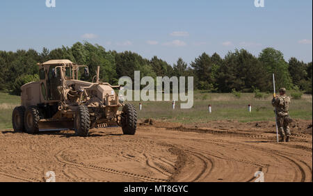 Stati Uniti Soldati dell'Ingegnere 194th brigata, Tennessee Guardia nazionale, orizzontale di eseguire operazioni di costruzione durante la costruzione della fondazione per un armamento di avanzamento e punto di rifornimento durante la risoluta Castello 2018, a Drawsko Pomorskie Area Formazione, Polonia, 14 maggio 2018. La risoluta Castello è una multinazionale di esercitazione per la NATO e gli Stati Uniti Gli ingegneri dell'esercito, che supporta Atlantic risolvere promuovendo l'interoperabilità. Atlantic risolvere è la dimostrazione di un impegno degli Stati Uniti per la sicurezza collettiva dell'Europa attraverso la distribuzione di rotazione le forze degli Stati Uniti in cooperazione wi Foto Stock