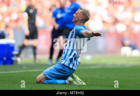 Coventry City il Jack più truci celebra il punteggio al suo fianco il terzo obiettivo del gioco durante la scommessa del Cielo lega due finale allo stadio di Wembley, Londra. Foto Stock