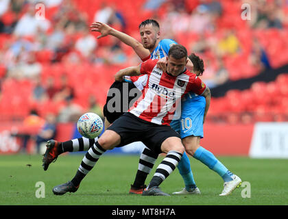 Coventry City's Marc McNulty (superiore) è affrontato da Exeter City la Giordania Piani e Craig Woodman (anteriore) durante la scommessa del Cielo lega due finale allo stadio di Wembley, Londra. Foto Stock