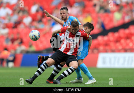 Coventry City's Marc McNulty (superiore) è affrontato da Exeter City la Giordania Piani e Craig Woodman (anteriore) durante la scommessa del Cielo lega due finale allo stadio di Wembley, Londra. Foto Stock