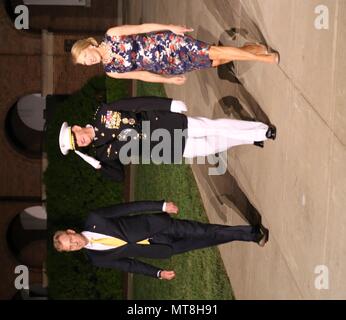 Il vice Segretario della Difesa Patrick M. Shanahan, sinistra, e l'Assistente Comandante del Marine Corps gen. Glenn M. Walters e sua moglie Gail Walters passeggiata in centro a piedi durante un venerdì sera Parade presso caserma marini di Washington D.C., il 11 maggio 2018. Shanahan stato ospite di onore per la parata e è stato ospitato dal Gen. Walters. Foto Stock