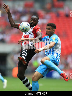 Exeter City's Hiram Boateng (sinistra) e Coventry City's Maxime Biamou battaglia per la sfera durante la scommessa del Cielo lega due finale allo stadio di Wembley, Londra. Foto Stock