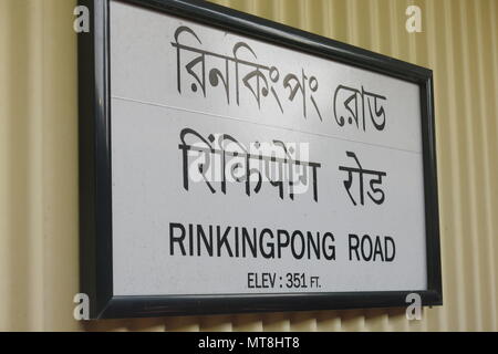 Un segno legge Rinkingpong strada sulla parete della stazione a Adrian del tiratore treno a vapore nel giardino, faggi, ispirato al Darjeeling Himalayan Railway Foto Stock