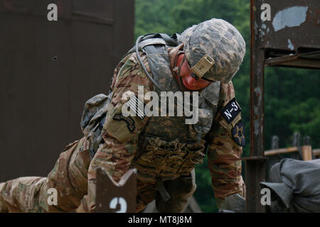 Sgt. 1. Classe Terrance Widmer, nativo di Ancona, IL, assegnato alla seconda divisione di fanteria, esegue una sfida fisica durante la sollecitazione shoot evento durante l'Ottava Armata miglior guerriero Competition, tenutosi a Camp Casey, Repubblica di Corea, 14 maggio. L'Ottava Armata BWC riconosce e seleziona il più qualificato junior arruolato e non ufficiale incaricato di rappresentare Ottava Armata presso l'U.S. Pacifico esercito guerriero migliore concorrenza a Schofield Barracks, HI, in giugno. Il concorso si riconoscono anche i più performanti officer, warrant officer e il coreano aumento per gli Stati Uniti Soldato dell'esercito presso il Foto Stock