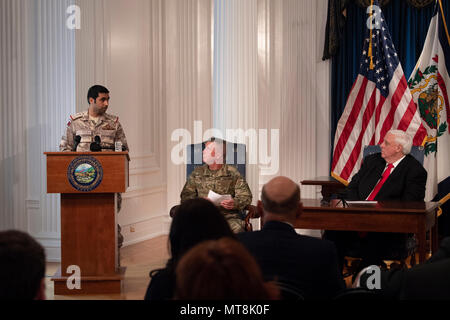 Brig. Gen. Yousef Al Kuwari, il Qatar difesa Attaché parla di West Virginia governatore Jim giustizia in occasione di una conferenza stampa tenutasi il 14 maggio 2018 presso il West Virginia Capitol. Membri del Qatar difesa Attaché Ufficio dell'Ambasciata del Qatar negli Stati Uniti, rappresentando il Qatar il Ministero della Difesa, discusso di sviluppare ulteriormente le relazioni tra il Qatar e West Virginia durante la loro visita. (U.S. Air National Guard Foto di Capt. Holli Nelson) Foto Stock