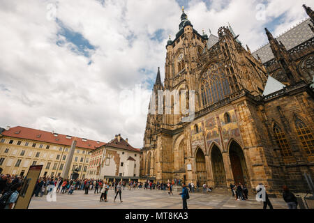 Repubblica Ceca, Praga, 25 Luglio 2017: un quadrato con i turisti vicino alla cattedrale gotica di San Vito con cielo blu nel Castello di Praga, Praga, Repubblica Ceca Republi Foto Stock