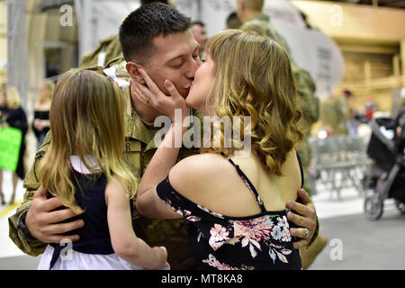 Sgt. Ashton Foster è accolto da sua moglie, Kelsey Foster, e la loro figlia, Claire, in corrispondenza del giunto di base del Elmendorf-Richardson Hangar 1 domenica 13 maggio. Quasi 300 paracadutisti, dalla U.S. Esercito dell Alaska quarta brigata di fanteria combattere Team (airborne), XXV divisione di fanteria, erano di ritorno da un periodo di nove mesi di deployment in Afghanistan a sostegno della libertà di funzionamento di Sentinel. (Esercito foto/John Pennell) Foto Stock