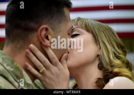 Sgt. Ashton Foster è accolto da sua moglie, Kelsey, in corrispondenza del giunto di base del Elmendorf-Richardson Hangar 1 domenica 13 maggio. Quasi 300 paracadutisti, dalla U.S. Esercito dell Alaska quarta brigata di fanteria combattere Team (airborne), XXV divisione di fanteria, erano di ritorno da un periodo di nove mesi di deployment in Afghanistan a sostegno della libertà di funzionamento di Sentinel. (Esercito foto/John Pennell) Foto Stock