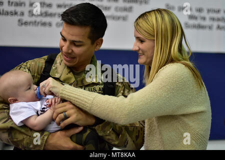 Il Mag. Ruben Otero è accolto da sua moglie, Courtney e il loro figlio, Gavin, in corrispondenza del giunto di base del Elmendorf-Richardson Hangar 1 domenica 13 maggio. Quasi 300 paracadutisti, dalla U.S. Esercito dell Alaska quarta brigata di fanteria combattere Team (airborne), XXV divisione di fanteria, erano di ritorno da un periodo di nove mesi di deployment in Afghanistan a sostegno della libertà di funzionamento di Sentinel. (Esercito foto/John Pennell) Foto Stock