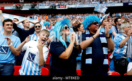 Coventry City tifosi festeggiare dopo la scommessa del Cielo lega due finale allo stadio di Wembley, Londra. Foto Stock