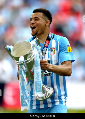 Coventry City's Maxime Biamou celebra con il trofeo dopo la scommessa del Cielo lega due finale allo stadio di Wembley, Londra. Foto Stock