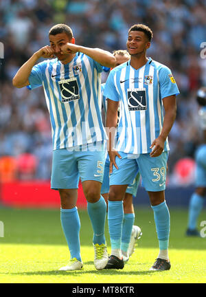 La citta' di Coventry City e la Giordania Thompson (destra) e Coventry City l' asta di McDonald (sinistra) celebrare dopo il gioco nel cielo scommessa lega due finale allo stadio di Wembley, Londra. Foto Stock