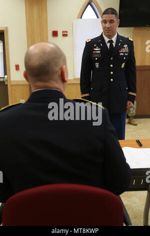 Stati Uniti Army Chief Warrant Officer Jonathan Myers, nativo di Allentown, Pennsylvania assegnato al 501Intelligenza militare brigata, risponde a una domanda presso il mandato ufficiale Board durante l'Ottava Armata 2018 miglior guerriero Competition, tenutosi a Camp Casey, Repubblica di Corea, il 16 maggio 2018. L'Ottava Armata guerriero migliore concorrenza è tenuto a riconoscere e a selezionare i più qualificati junior arruolato e non ufficiale incaricato di rappresentare Ottava Armata presso l'U.S. Pacifico esercito guerriero migliore concorrenza a Schofield caserma, HI. Il concorso si riconoscono anche i più performanti officer, Foto Stock
