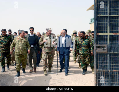 Oggi Tarin KOWT, Afghanistan (14 maggio 2018) -- STATI UNITI Esercito gen. John W. Nicholson (centro), risoluta di supporto alla missione degli Stati Uniti e Forces-Afghanistan commander, parla con Mohammed Masoom Stanekzai, Direttore della Sicurezza Nazionale direzione, durante una visita al treno, consigliare e assistere Command-South (TAAC-S) Regione, 14 maggio 2018. (U.S. Air Force foto di Tech. Sgt. Sharida Jackson) Foto Stock