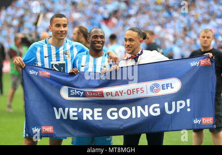 La citta' di Coventry City e asta del McDonald (sinistra), Kyel Reid (centro) e Jodi Jones celebrare dopo la scommessa del Cielo lega due finale allo stadio di Wembley, Londra. Foto Stock